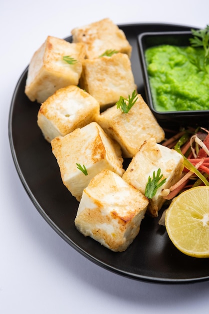 Makhmali 또는 Malai Paneer Tikka Kabab은 그린 샐러드와 처트니와 함께 제공되는 북부 인도 스타터 음식입니다.