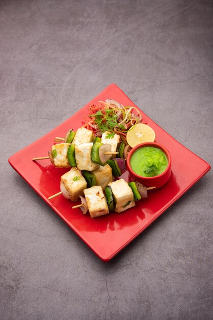 Makhmali 또는 Malai Paneer Tikka Kabab은 그린 샐러드와 처트니와 함께 제공되는 북부 인도 스타터 음식입니다.