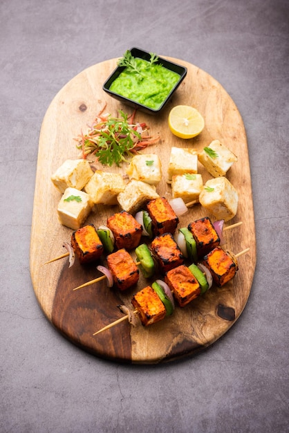 MakhmaliまたはMalaiPaneer Tikka Kababは、グリーンサラダとチャツネを添えた北インドの前菜です。