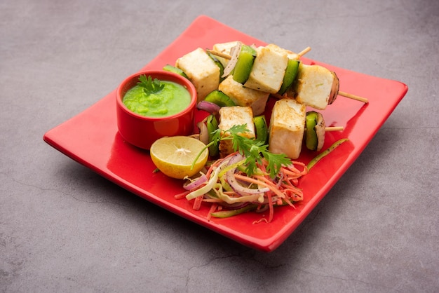 Makhmali of Malai Paneer Tikka Kabab is een Noord-Indiaas voorgerecht dat wordt geserveerd met groene salade en chutney