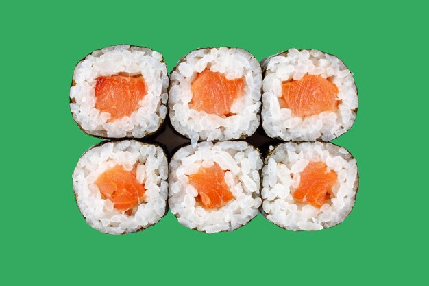 maki met zalm op blauwe achtergrond