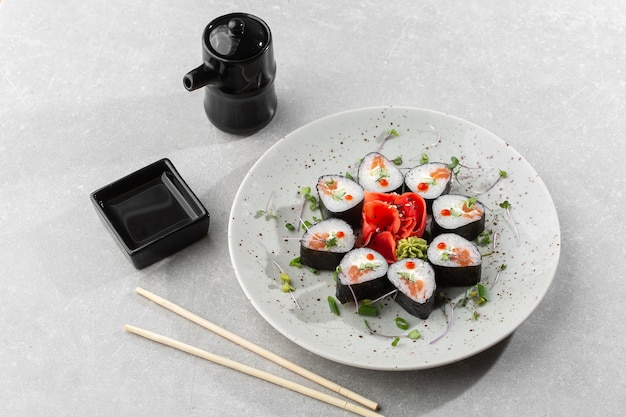 Maki rolt met zalm, komkommer, kaviaar en kaas.