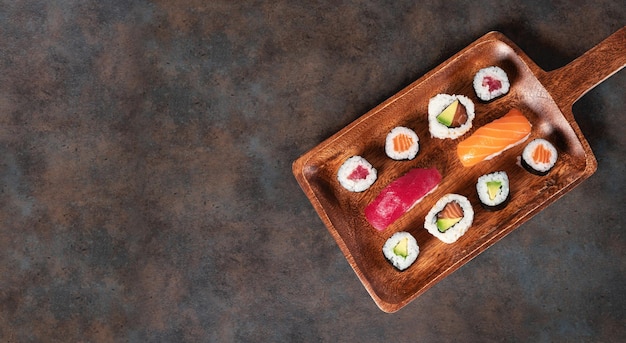 Tavola di sushi maki con spazio per la copia