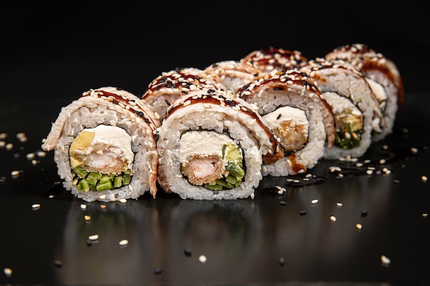 Maki sushi op zwarte achtergrond