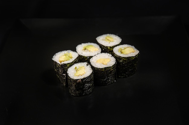 Maki sushi op zwarte achtergrond