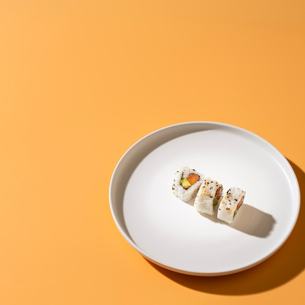 Маки суши на тарелку с копией пространства