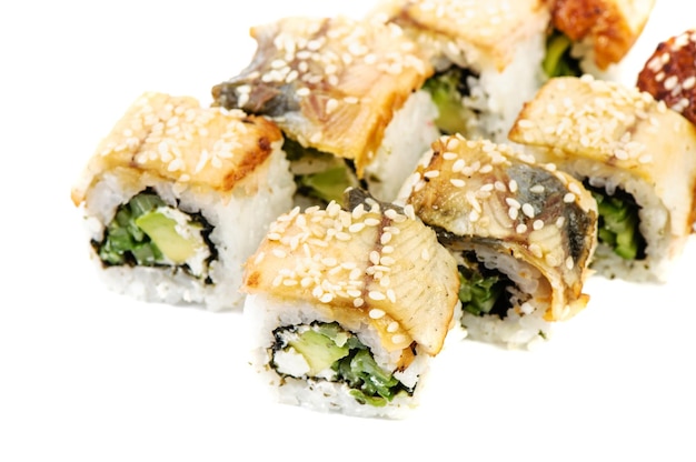 Maki Sushi Roll met komkommer en roomkaas in tonijn S