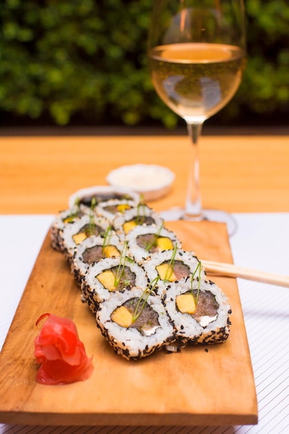 Photo maki sushi rolls raw fish japanese food gourmet restaurant