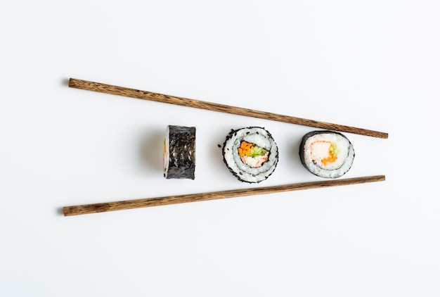 Foto rotoli di sushi maki con le bacchette