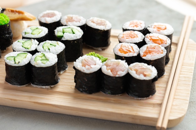 Maki sushi set geserveerd op houten dienblad