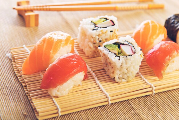 Photo maki sushi set on wooden background