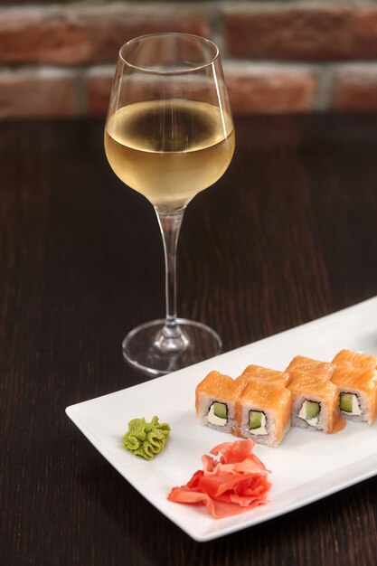 Maki-sushi van Philadelphia met zalm, kaasroom en komkommer