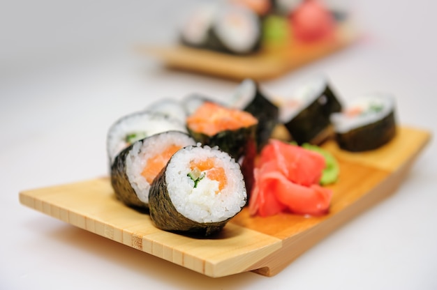 Photo maki ushi rolls with salmon