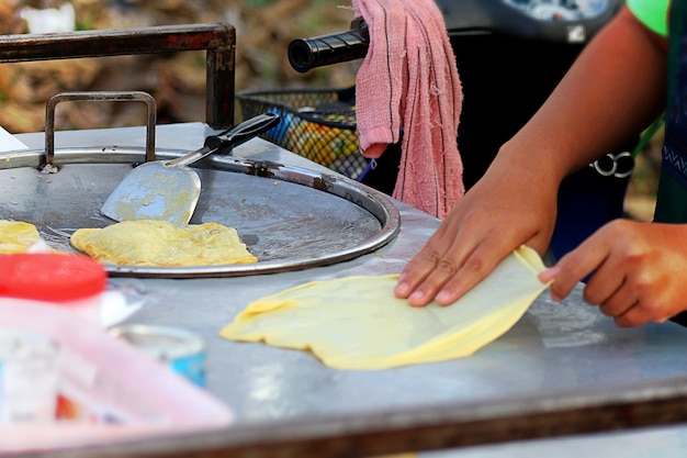 写真 フライパンで食べ物を作る