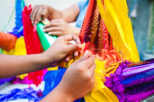 사진 멕시코의 크리스마스에서 posadas를 위해 멕시코 pinata 수제 만들기