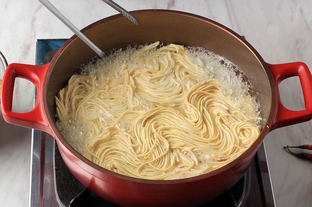 アジアンラーメンの製造において、乾麺を茹でる