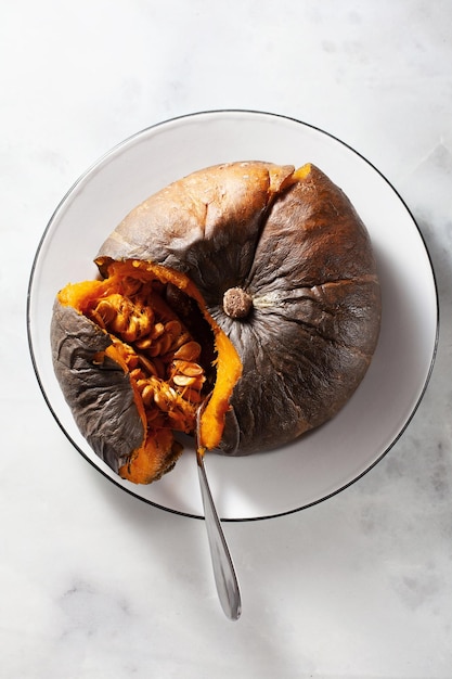 Photo making baked pumpkin puree on a marble table