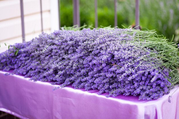 Making bouquets and sachets of lavender harvest at home