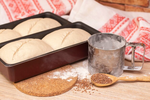 パン作り。生地はパンの型の中にあります。