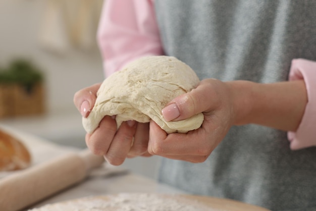 パンを作っている女性がキッチンのテーブルでペーストを混ぜている