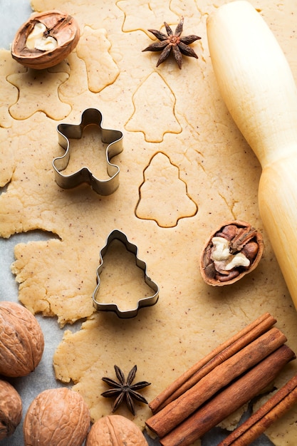 크리스마스 베이킹 표면 반죽과 쿠키 커터 만들기. 선택적 초점입니다.