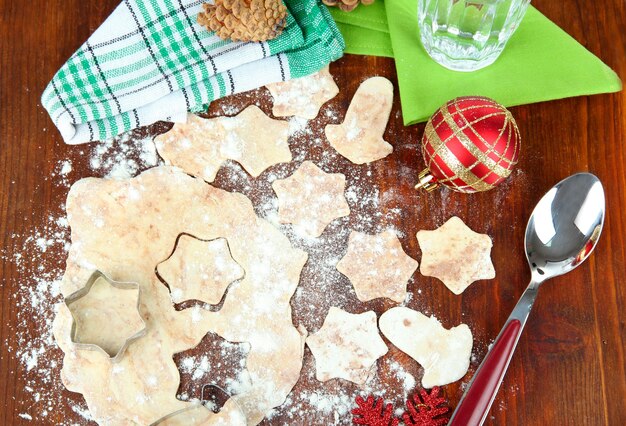 나무 테이블에 크리스마스 쿠키 만들기