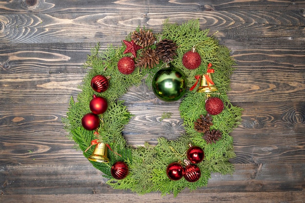 Photo making christmas wreath on wooden table background christmas decoration concept