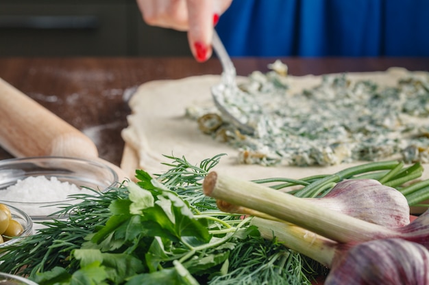 Приготовление хлеба чиабатта с чесноком, средиземноморскими оливками