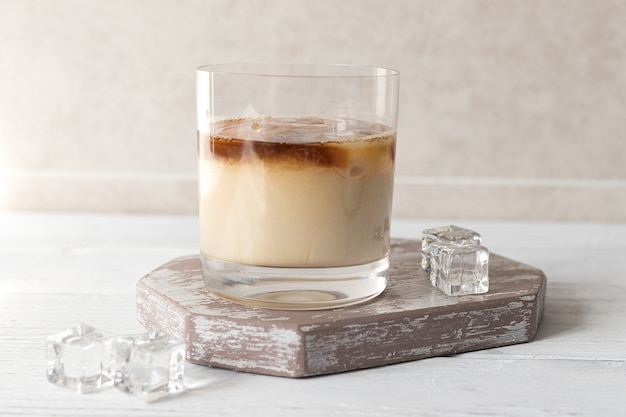 Foto preparare il caffè freddo, aggiungere la panna al caffè freddo