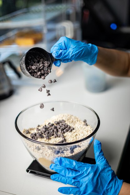 Photo making delicious cookies with chocolate chips