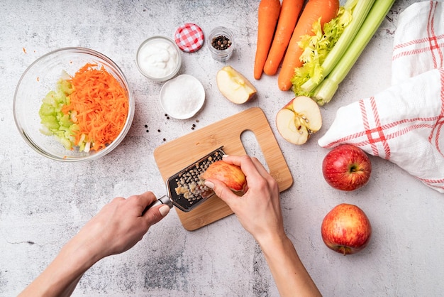 Preparare un'insalata di sedano dietetica, istruzioni passo passo. fase 4 - grattugiare le mele, aggiungerle alla ciotola