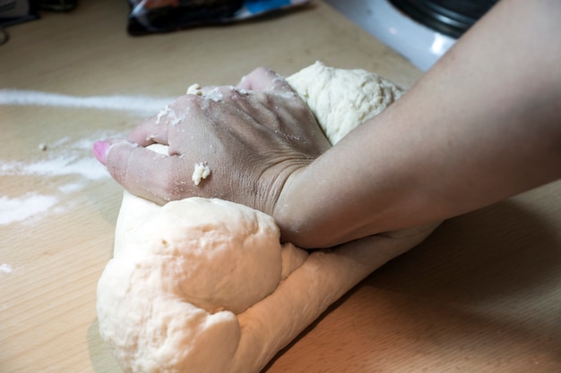 Изготовление теста женскими руками в пекарне