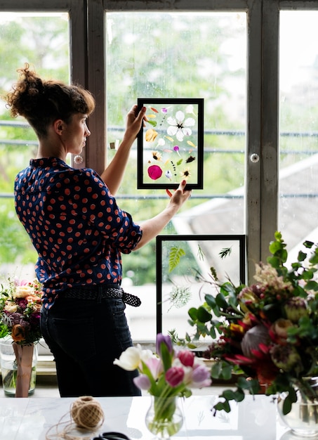 Photo making dried flowers in glass frame hobby handmade