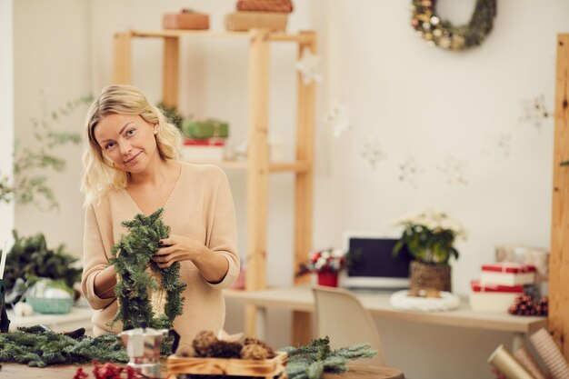 ふわふわのクリスマスリースを作る