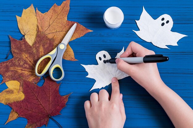 Making ghosts from maple leaves to Halloween
