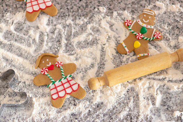 Photo making gingerbread men over wheat flour