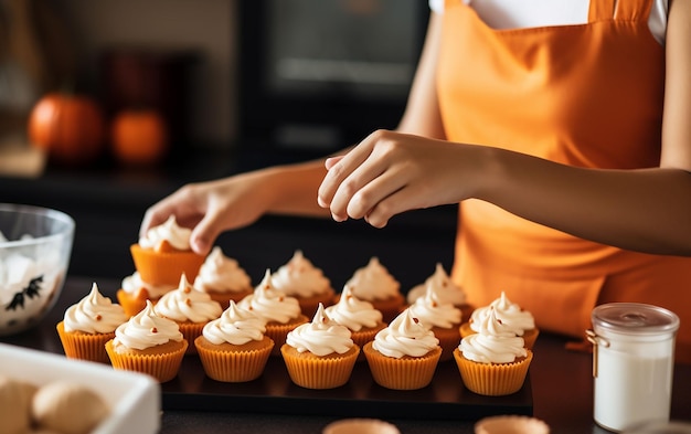 写真 キッチンでハロウィーンのクリームカップケーキを作る