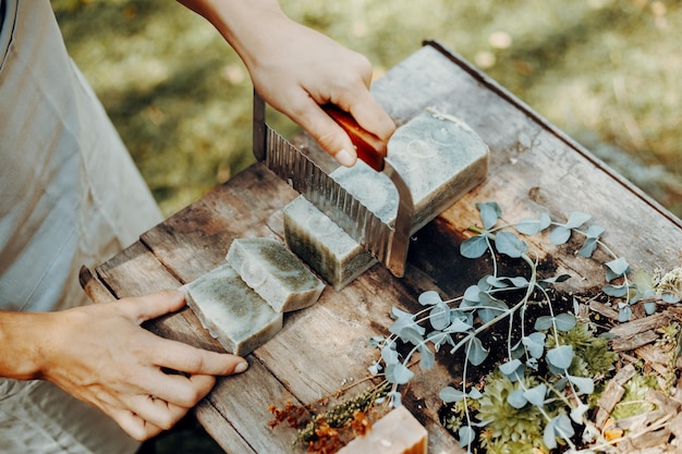 写真 古い木製のテーブルで手作りの天然の石を作っている