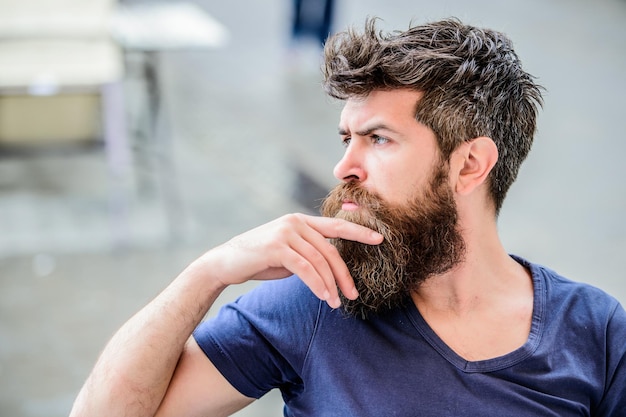 難しい決断をする あごひげを生やした男の集中した顔 あごひげを生やした思慮深い表情を持つヒップスター 思慮深い気分のコンセプト 重要な人生の選択をする あごひげと口ひげを持つ思慮深い悩み