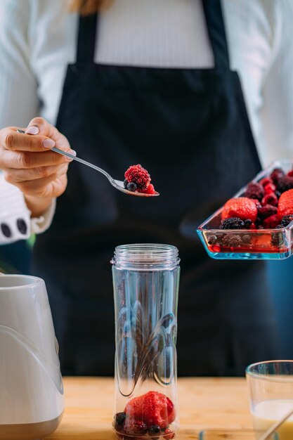 Photo making healthy shake with berries