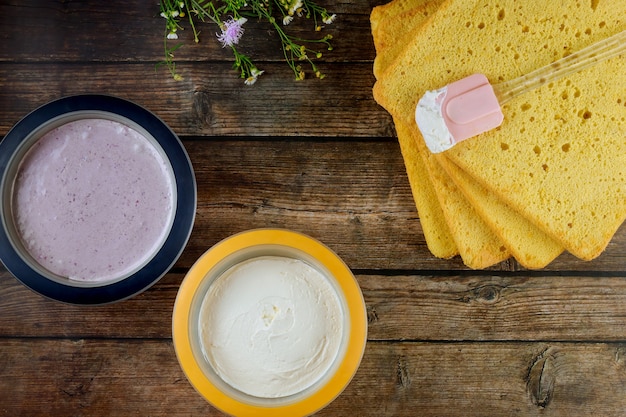 Preparare il pan di spagna festivo fatto in casa con la panna