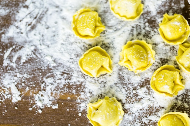 Realizzazione di tortellini ai quattro formaggi fatti in casa con prodotti freschi dell'azienda agricola.