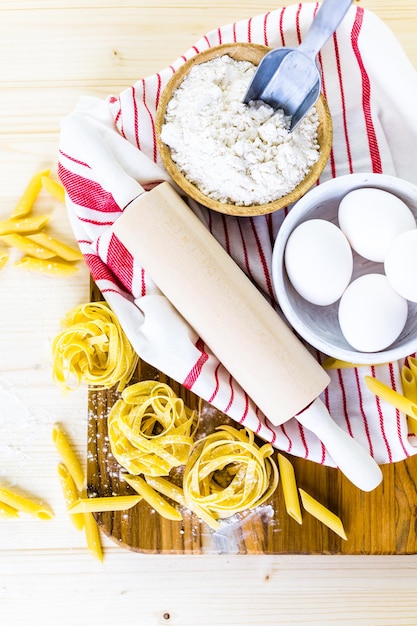 Foto fare la pasta fatta in casa con ingredienti biologici