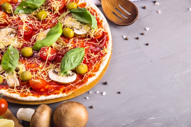 きのこ、トマト、チーズと一緒に生地から自家製ピザを作る