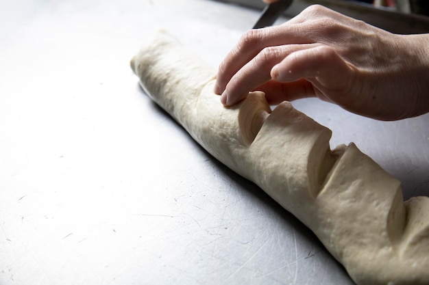 Foto fare una pagnotta in una panetteria a mano