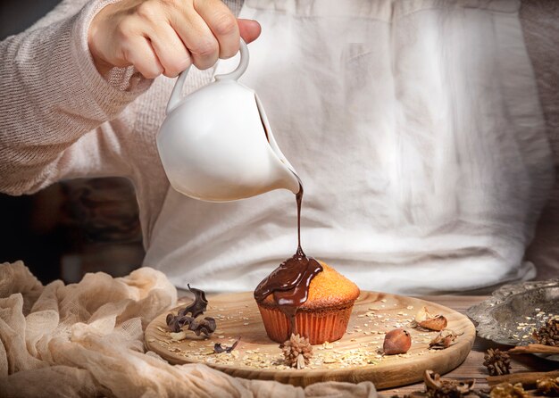 写真 マフィンとチョコレート作り