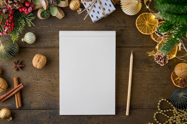 Fare la lista dei desideri del nuovo anno sul quaderno prendere appunti sui regali dell'avvento decorazione accogliente invernale