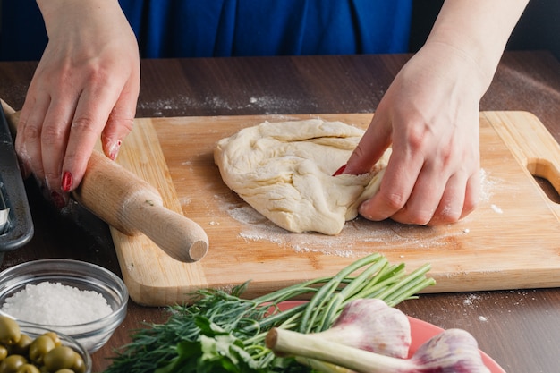 Fare il pane francese ripieno di olive