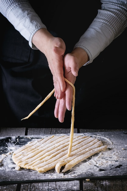 女性の手でパスタを作る