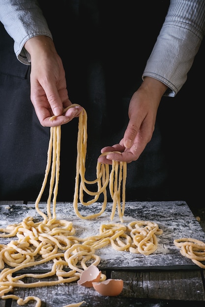 女性の手でパスタを作る